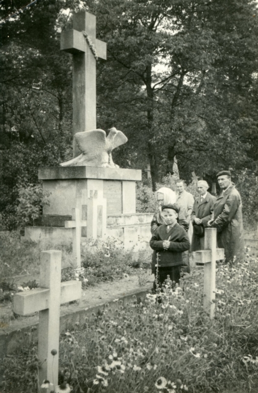 1077_Groby Żołnierzy na Cmentarzu w Józefowie. 