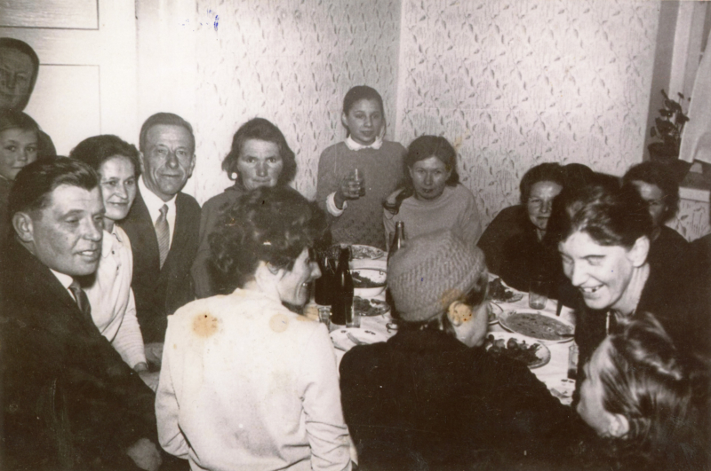 1824-Mieszkancy-Borowiny-zakonczenie-kursu-kroju-i-szycia-dom-Klebekow-lata-70-te