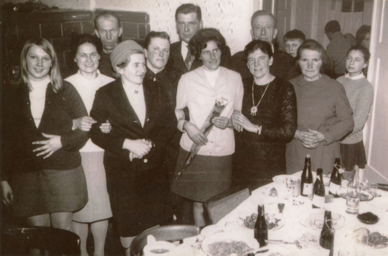 1825-Mieszkancy-Borowiny-zakonczenie-kursu-kroju-i-szycia-dom-Klebekow-lata-70-te
