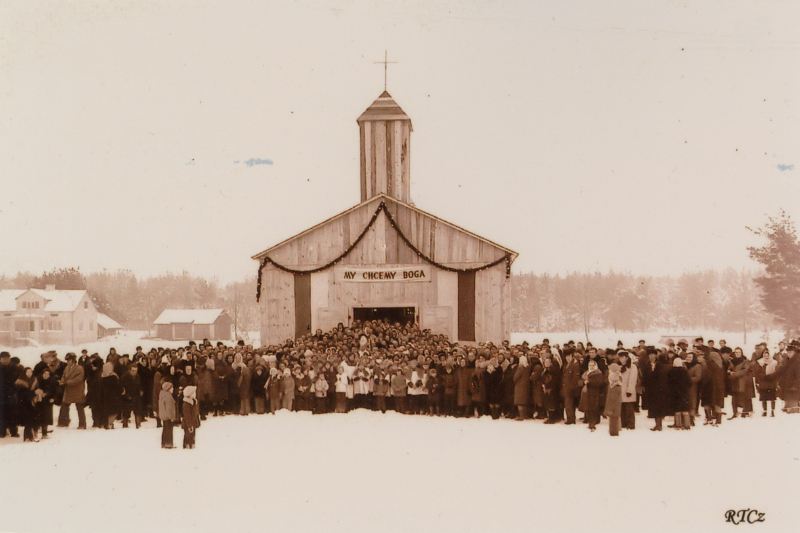 1826-Zima-1976r-wizyta-biskupaMajewskiego-w-kosciele-polsko-katolickim-w-Dlugim-Kacie-Kosciol-powstal-w-1975