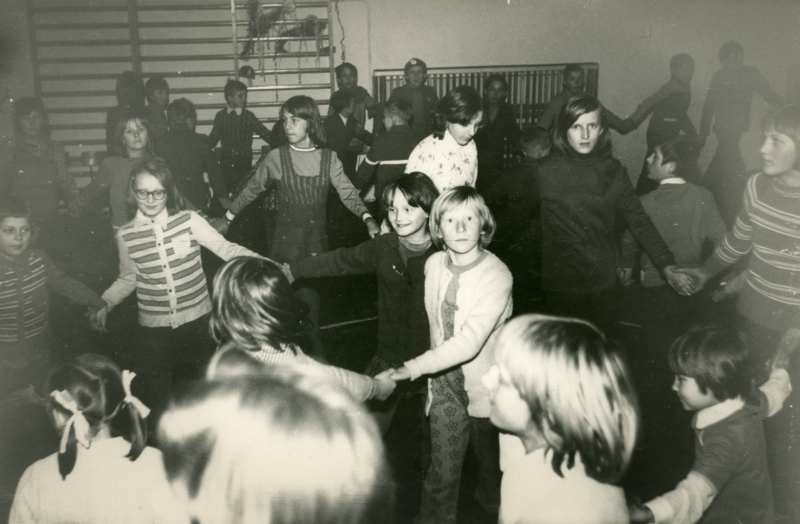 1831-Choinka-szkolna-w-Sp-w-Jozefowie-lata-70-te
