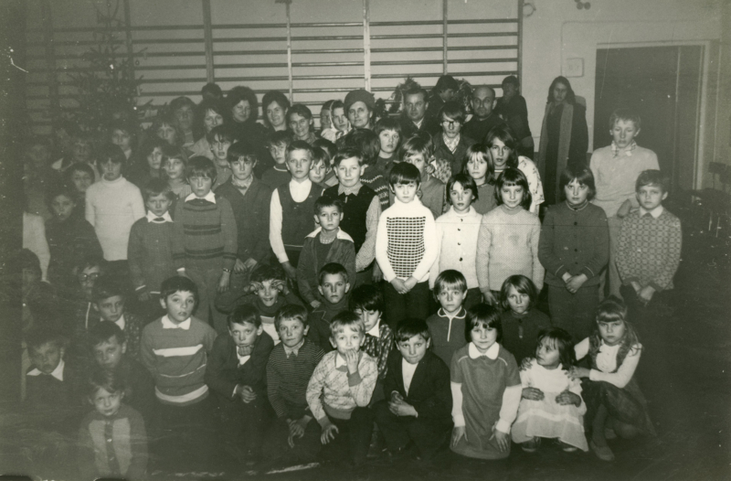 1832-Choinka-szkolna-w-Sp-w-Jozefowie-lata-70-te